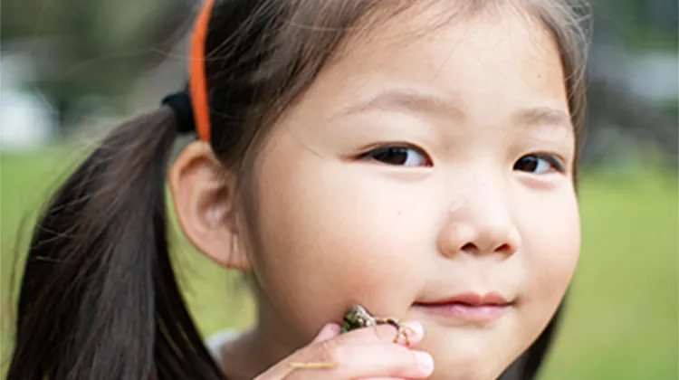 カエルを持った女の子